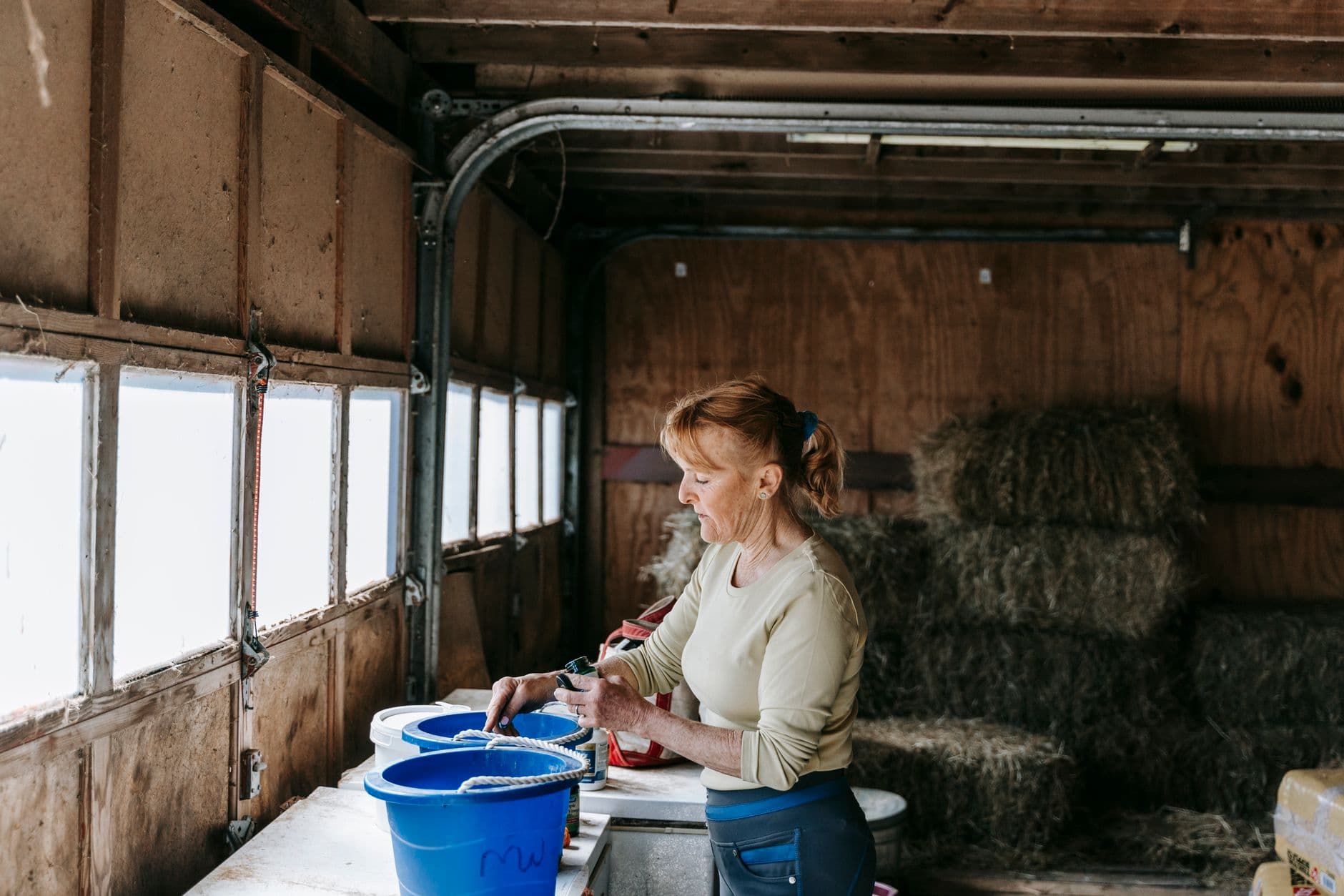 Paysage · seaux de ration alignés dans la réserve d’alimentation